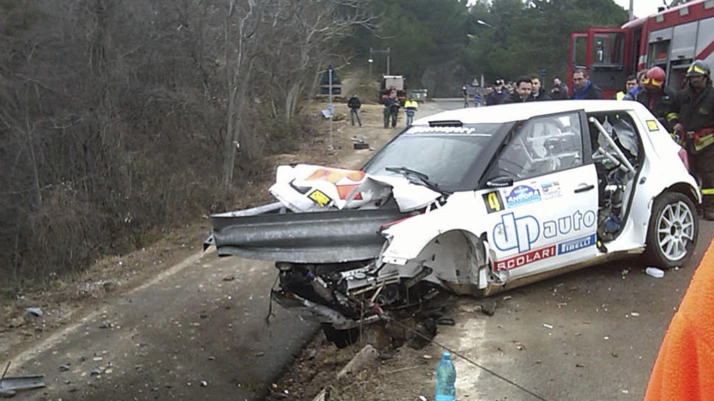 ARCHIV - Der durch einen Unfall zerstörte Skoda-Rennwagen des polnischen Formel-1-Fahrers Robert Kubica hängt am 06.02.2011 nach einem Sturz während der Rallye «Andora» in Andora (Italien) in der Leitplanke. Das letzte freie Cockpit beim Formel-1 Tea