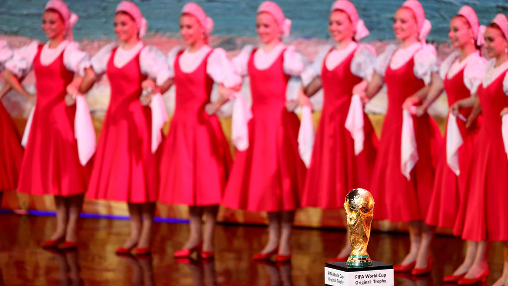 Fußball: Auslosung der Gruppen für die Vorrunde der Fußball-Weltmeisterschaft 2018 am 01.12.2017 im Kremlpalast in Moskau (Russland). Eine russische Tanzgruppe auf der Bühne hinter dem WM-Pokal. Foto: Christian Charisius/dpa +++(c) dpa - Bildfunk+++