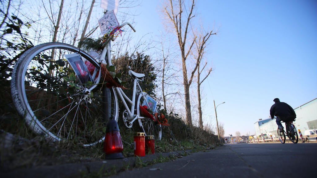 Ein weiß gestrichenes Fahrrad steht am 17.02.2016 am Auerweg in Köln (Nordrhein-Westfalen) am Strassenrand an der Unfallstelle eines tödlichen Unfalls bei einem illegalen Autorennen. Der Prozess gegen zwei wegen des Unfalls wegen fahrlässiger Tötung