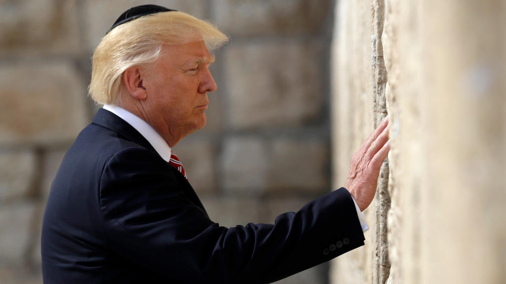 ARCHIV - US-Präsident Donald Trump berührt am 22.05.2017 die Klagemauer in Altstadt von Jerusalem. Trump hat den Palästinenserpräsidenten über seine Absicht informiert, die US-Botschaft von Tel Aviv nach Jerusalem zu verlegen. Die palästinensische Na