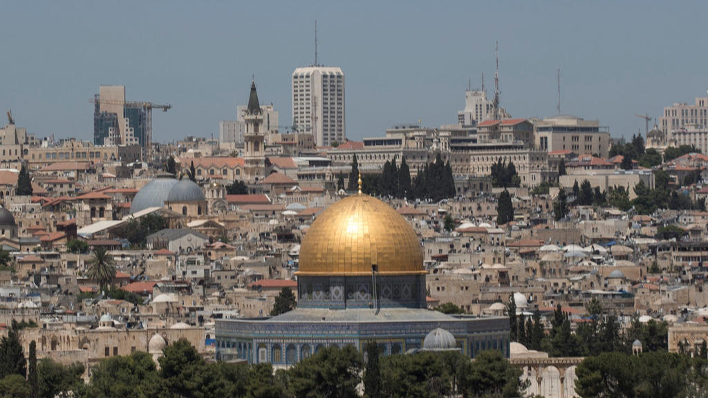ARCHIV - Blick über die Altstadt von Jerusalem mit dem Felsendom im Vordergrund, aufgenommen am 12.05.2016. (zu dpa "Gabriel warnt USA vor Anerkennung Jerusalems als Israels Hauptstadt" vom 05.12.2017) Foto: Atef Safadi/EPA/dpa +++(c) dpa - Bildfu