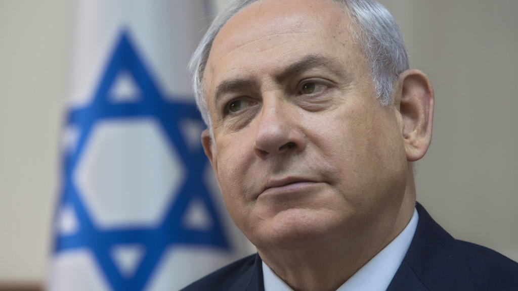 Der israelische Ministerpräsident Benjamin Netanjahu nimmt am 03.12.2017 in Jerusalem an einer Kabinettssitzung teil. Zehntausende Israelis haben in Tel Aviv gegen Regierungschef Netanjahu demonstriert und ihm Korruption vorgeworfen. (zu dpa «Zehntau