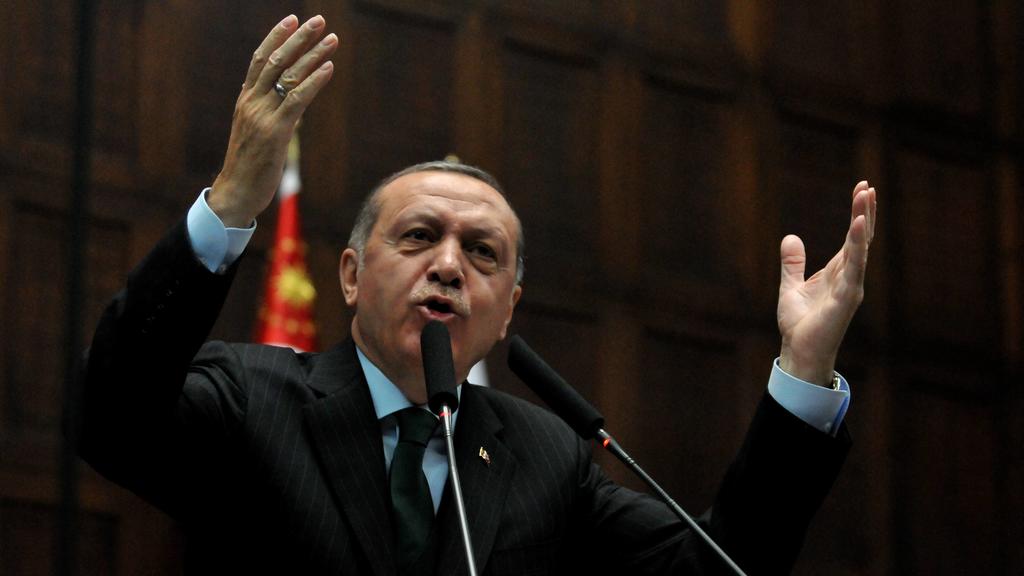 Bilder des Tages Turkey President Recep Tayyip Erdogan speaks during his weekly party conference at Turkish Parliamentary, Ankara, 5th of Dec. 2017. PUBLICATIONxINxGERxSUIxAUTxHUNxONLY 15869774