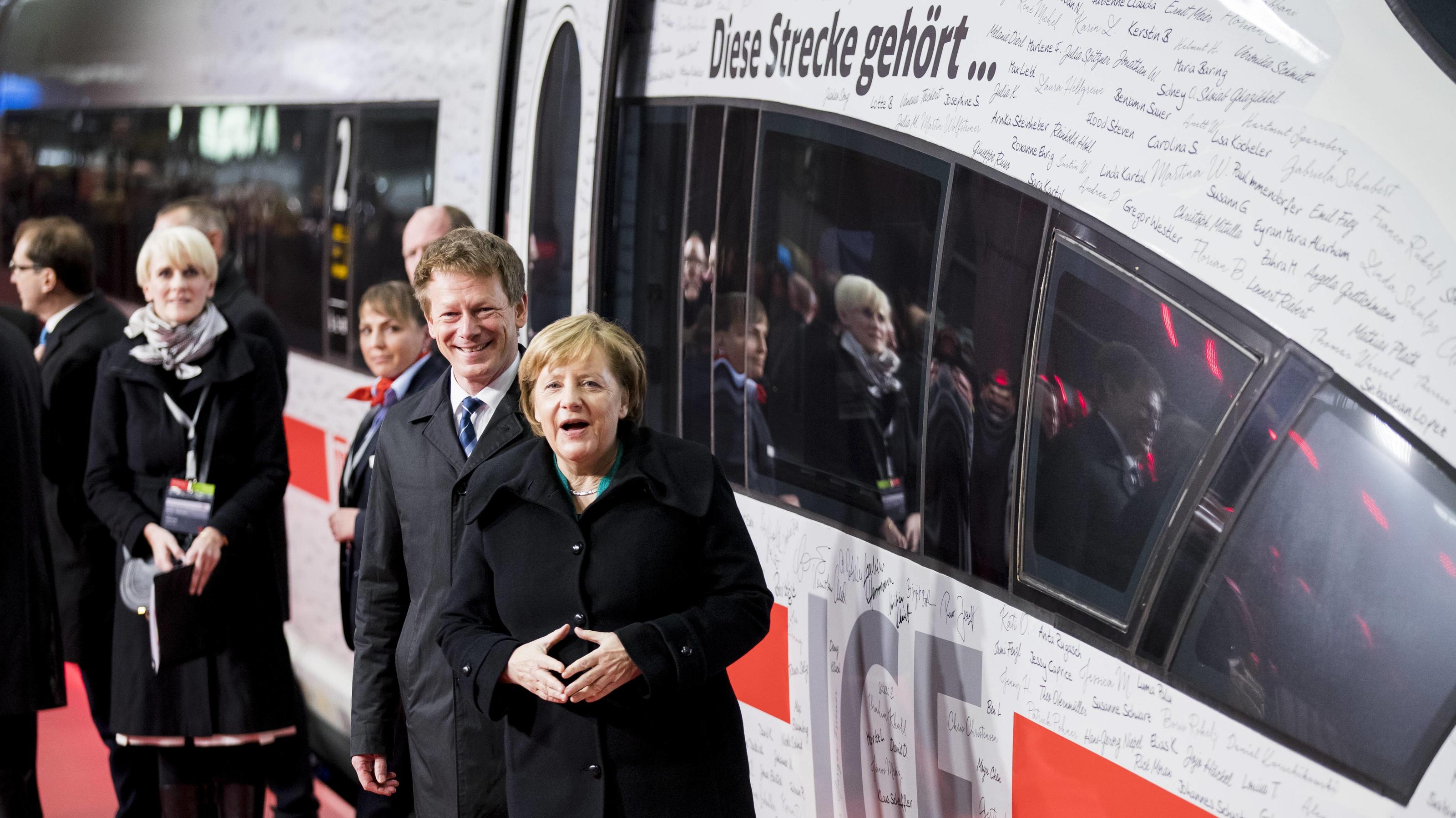 Panne Bei Einweihung Neuer Hochgeschwindigkeits Bahnstrecke Berlin Munchen Ice Bleibt Liegen Und Kommt Zu Spat