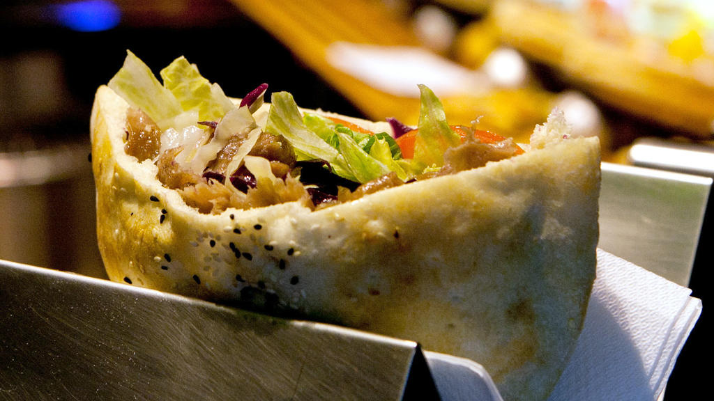 ARCHIV - ILLUSTRATION - Ein Döner Kebap liegt am 29.06.2011 in einer Imbissbude in der Innenstadt in Stuttgart. Vor dem Verwaltungsbericht Augsburg (Bayern) wird am 06.12.2017 das Urteil im Streit um einen nächtlichen Dönerverkauf erwartet. Die Stadt