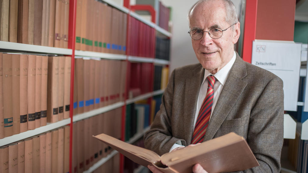 ARCHIV - Der Kriminologe Christian Pfeiffer steht am 23.03.2015 während eines Interviews in Hannover (Niedersachsen) vor einer Bücherwand. Angesichts der Gewaltkriminalität unter Flüchtlingen haben Kriminologen eine bessere Präventionsarbeit angemahn