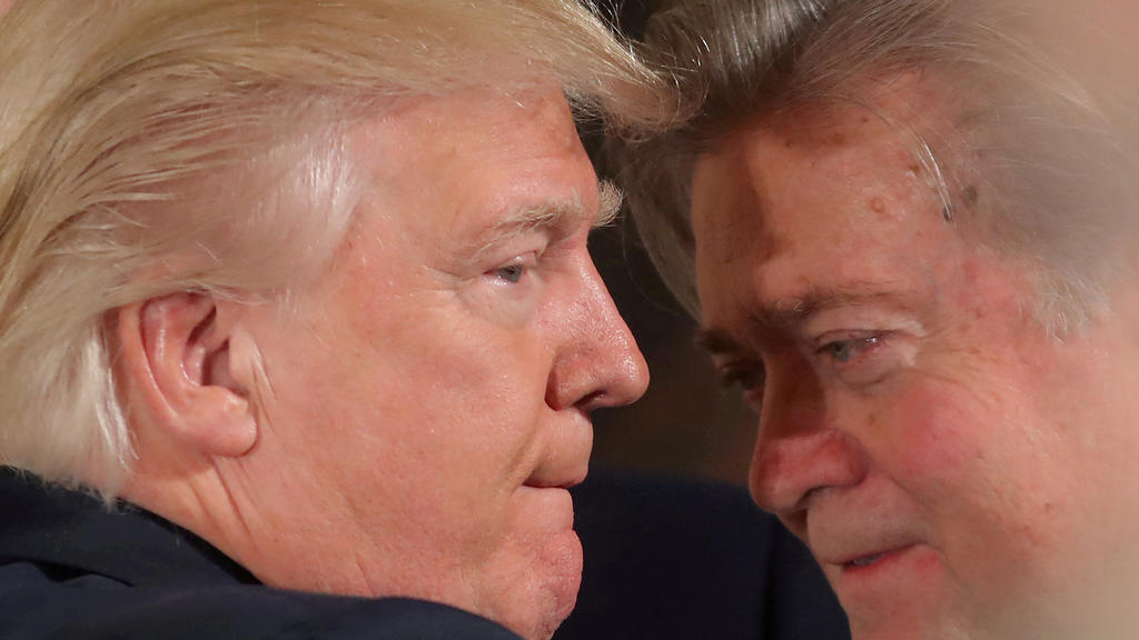 Donald Trump im Gespräch mit Steve Bannon.