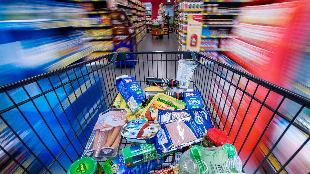 ARCHIV - Ein Einkaufswagen mit Lebensmitteln wird am 30.11.2017 in Schwerin (Mecklenburg-Vorpommern) durch die Regalreihen in einem Supermarkt geschoben. (Zu dpa "Schlecht fürs Portemonnaie: Inflation zieht wieder an" vom 16.01.2018) Foto: Jens Büttn