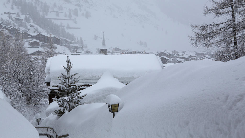 Blick am 21.01.2018 auf das verschneite Zermatt (Schweiz). Der Wintersportort Zermatt in der Schweiz ist nach ergiebigen Schneefällen erneut nur noch aus der Luft erreichbar. (zu dpa «Nach Schneefällen ist Zermatt nur per Helikopter erreichbar» vom 2