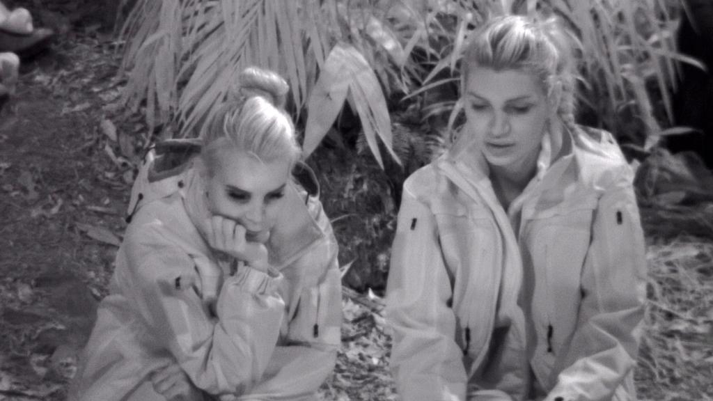 Tag 5 im Camp. Am nächtlichen Lagerfeuer geht es bei Tatjana Gsell (l.) und Giuliana Farfalla um Beziehungen.
