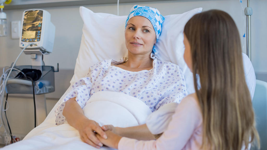 Eine schwere Krankheit belastet die Familien, die Krankenkassen bieten Hilfen, damit der Alltag zuhause geregelt wird.