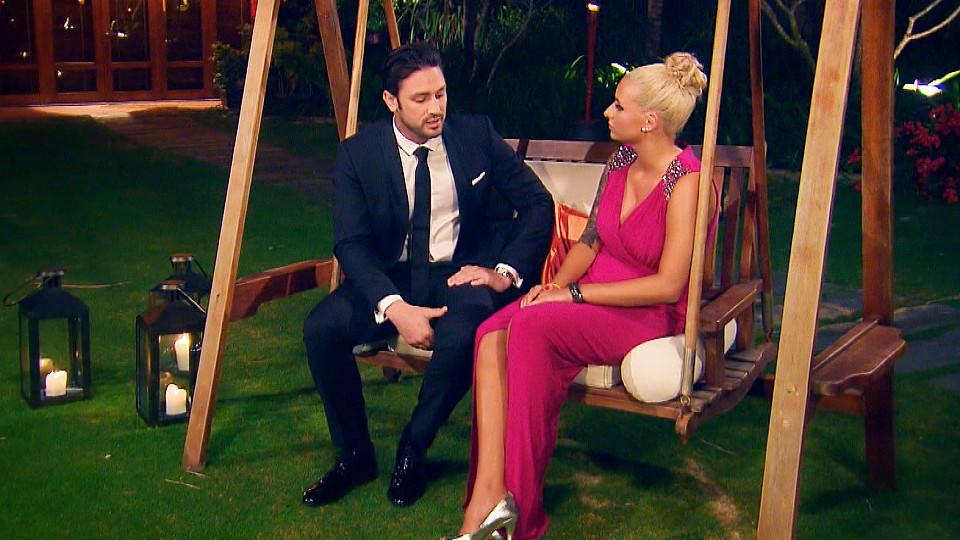 Nachdem Carina keine Rose von Daniel bekommen hat, will er sich mit ihr aussprechen. Doch sie reagiert anders als erwartet.