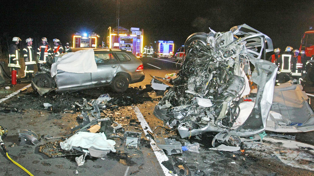 ARCHIV - Autowracks liegen am 30.09.2015 auf der Autobahn 4 bei Eschweiler (Nordrhein-Westfalen). Bei dem Frontalzusammenstoß mit einem Falschfahrer sind zwei Menschen gestorben. Foto: Ralf Roeger/dpa (Zu dpa "Dobrindt zieht Bilanz: 16 Prozent weni