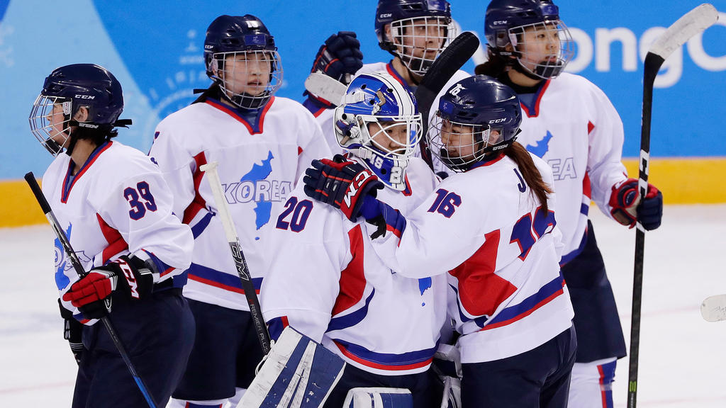 20.02.2018, Südkorea, Gangneung, Olympia, Eishockey, Damen, Platzierungsrunde 5-8, Spiel um Platz 7: Schweden - Vereintes Olympiateam Korea im Gangneung Hockey-Zentrum. Die koreanischen Spielerinnen stehen nach dem Spiel auf dem Eis. Foto: Frank Fran