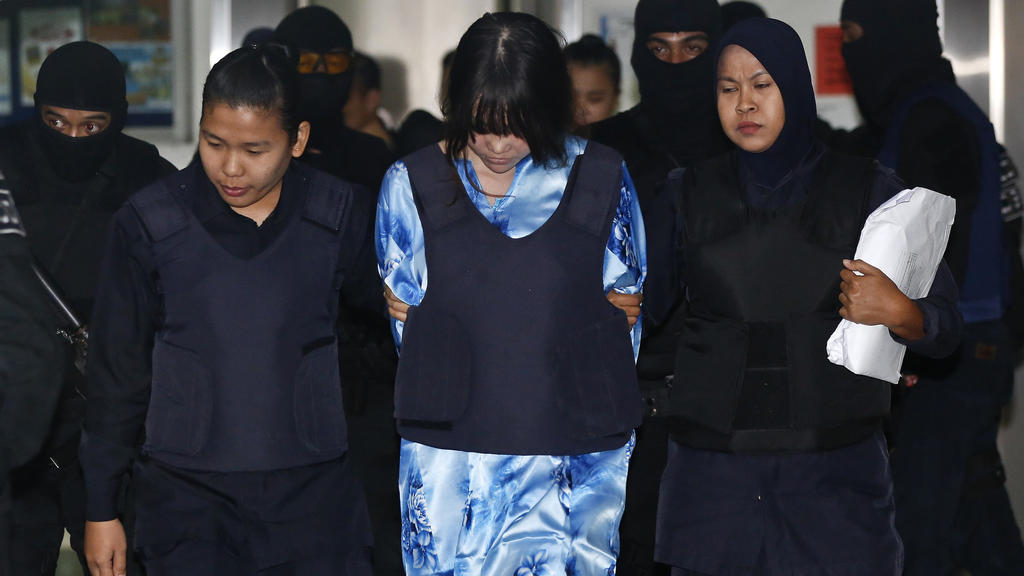 ARCHIV - 23.01.2018, Malaysia, Shah Alam: Die Vietnamesin Doan Thi Huong (M) wird nach einer Anhörung von Polizisten aus dem Gerichtsgebäude eskortiert. Nach einer siebenwöchigen Unterbrechung wurde das Gerichtsverfahren gegen Huong und ihre vermeint