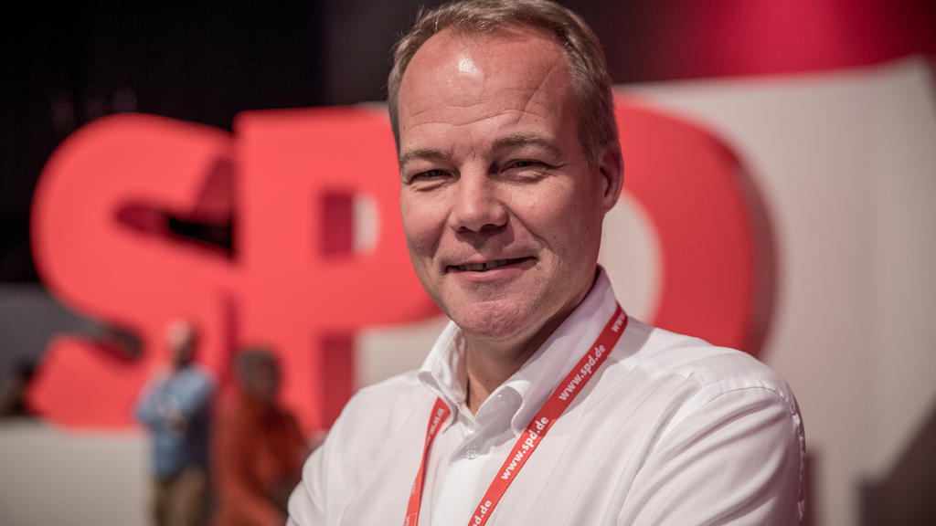 ARCHIV - 09.12.2017, Berlin: Der SPD-Linke Matthias Miersch lächelt auf dem SPD-Bundesparteitag. (zu dpa "Rote Busse gegen die Krise? SPD-Linke für Bürgeroffensive" vom 28.02.2018) Foto: Michael Kappeler/dpa +++ dpa-Bildfunk +++