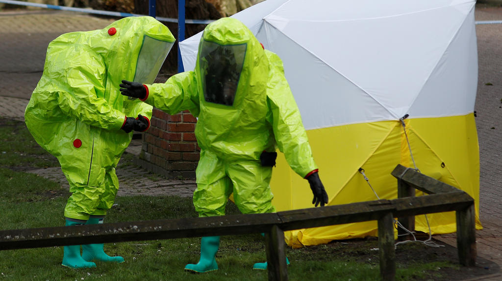 The forensic tent, covering the bench where Sergei Skripal and his daughter Yulia were found, is repositioned by officials in protective suits in the centre of Salisbury, Britain, March 8, 2018. REUTERS/Peter Nicholls