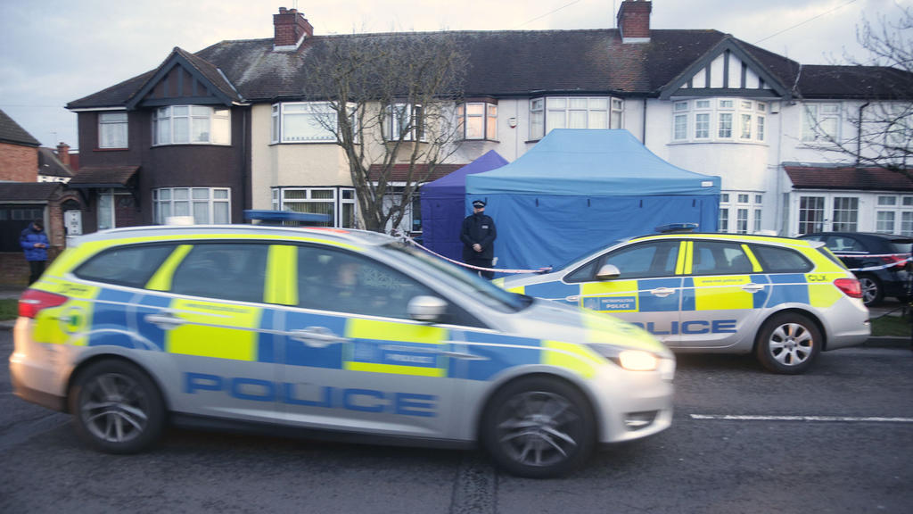 13.03.2018, Großbritannien, London, New Malden: Ein Polizist bewacht ein Wohnhaus in Südwesten von London. Nach Polizeiangaben wird im ungeklärten Todesfall des russischen Geschäftsmanns Nikolai Gluschkow ermittelt. Im Fall Gluschkow sieht die Polize