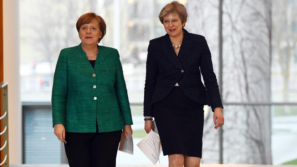 16.02.2018, Berlin: Bundeskanzlerin Angela Merkel (CDU, l) und Großbritanniens Premierministerin Theresa May kommen zu einer gemeinsamen Pressekonferenz nach einem Gespräch im Kanzleramt. Foto: Maurizio Gambarini/dpa +++ dpa-Bildfunk +++