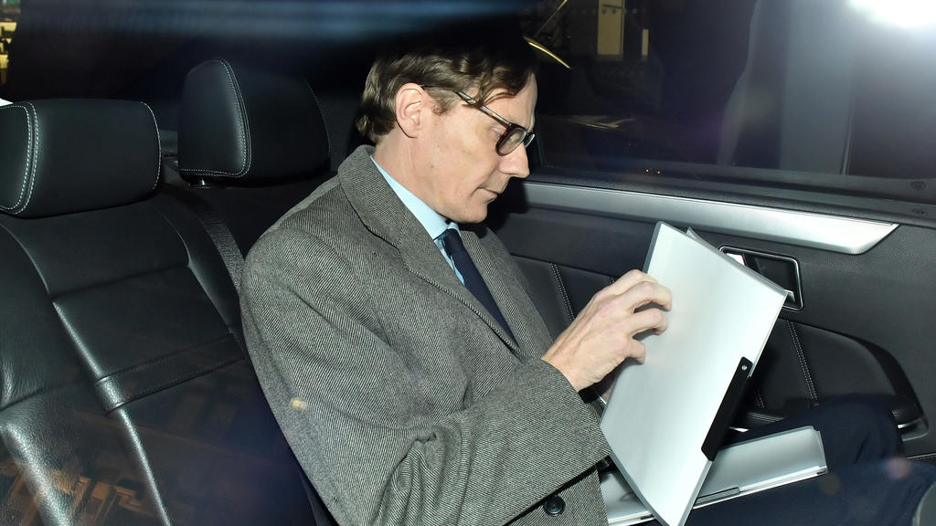 Datenexperte Alexander Nix, Geschäftsführer von Cambridge Analytica, verlässt den Hauptsitz der Datenanalyse-Firma. Facebook schlittert in eine schwere Krise nach dem Skandal um den massiven Missbrauch von Nutzer-Daten.