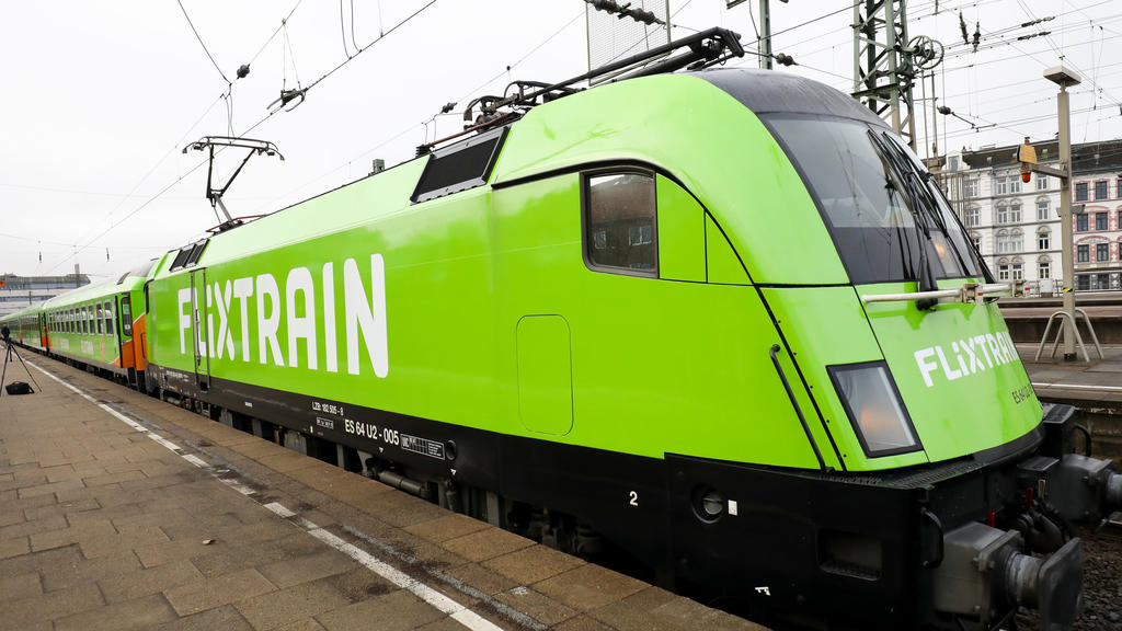 23.03.2018, Hamburg: Der neue Fernzugs FlixTrain steht vor seiner Premierenfahrt auf dem Bahnhof Altona. Der Flixtrain ist pünktlich zu seiner ersten Reise von Hamburg nach Köln gestartet. Reisende zwischen den beiden Städten können nun dauerhaft mit
