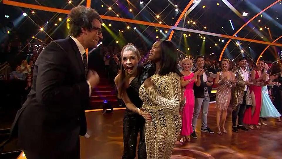 Überglücklich verkündet Motsi Mabuse bei Daniel Hartwich und Victoria Swarovski, dass sie Mutter wird.