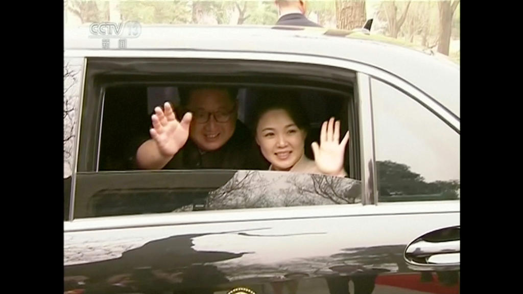 Peking: Kim Jong Un und seine Frau Ri Sol Ju stiegen in eine Limousine um.