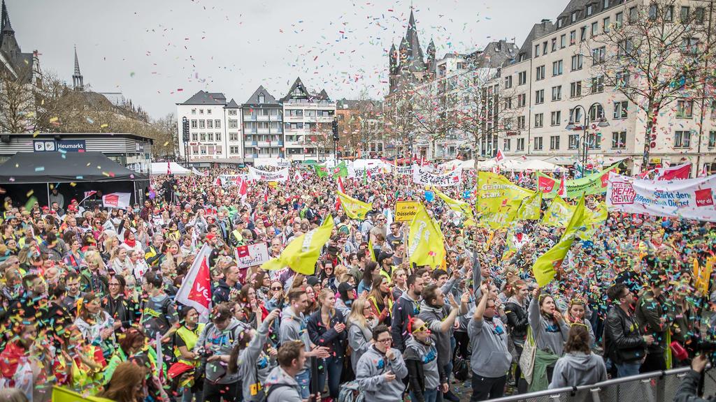 Kundgebung der verdi Köln im Rahmen des Warnstreik des öffentlichen Dienst am 10. April 2018 auf dem Heumarkt in Köln. Demonstration und Kundgebung - verdi Köln *** Demonstration of verdi Cologne in the context of the warning strike of the public ser