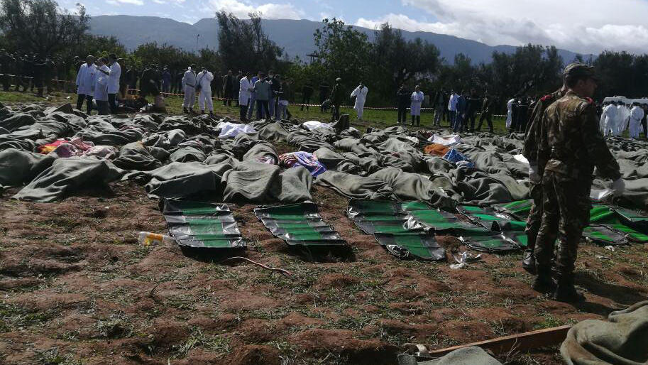 HANDOUT - 11.04.2018, Algerien, Boufarik: Dieses vom Fernsehsender Ennahar TV zur Verfügung gestellte Videostandbild zeigt Leichensäcke mit Opfern des Flugzeugabsturzes in der Nähe der Unfallstelle. Beim Absturz eines Militärflugzeuges in Algerien si