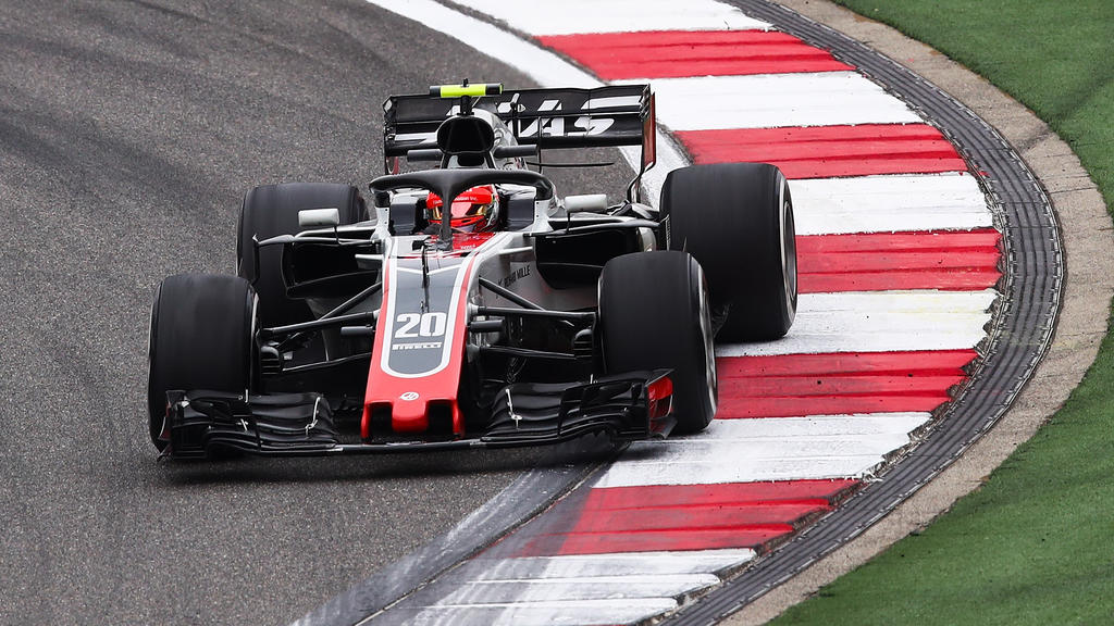 Schnell unterwegs: Kevin Magnussen schiebt sich auf der härteren Reifenmischung auf Platz sechs