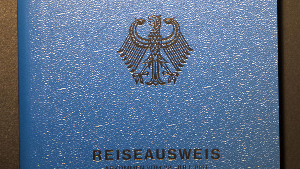 Ein Musterexemplar zeigt am 23.02.2017 in Berlin den neuen Reisepass für Deutschland bei der Vorstellung im Innenministerium in der Ausführung "Reiseausweis nach dem übereinkommen vom 28.Juli 1951" für Flüchtlinge (Sog Konventieonspass").