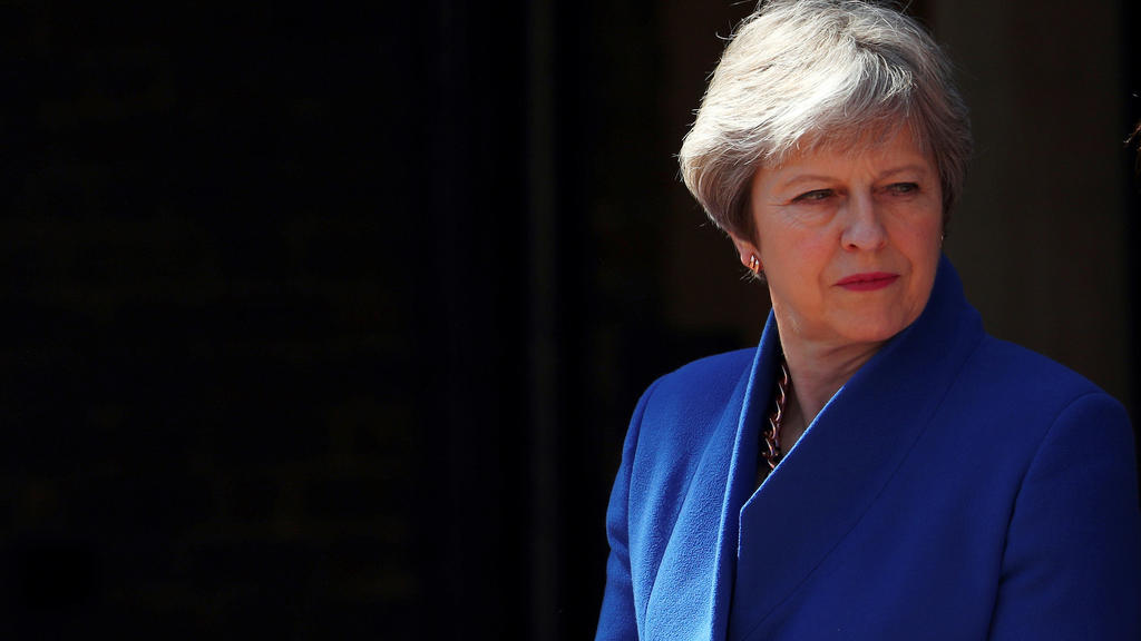 Britain's Prime Minister Theresa May waits to greet heads of state as they arrive for a working session at the Commonwealth Heads of Government Meeting in London, April 19, 2018. REUTERS/Hannah McKay