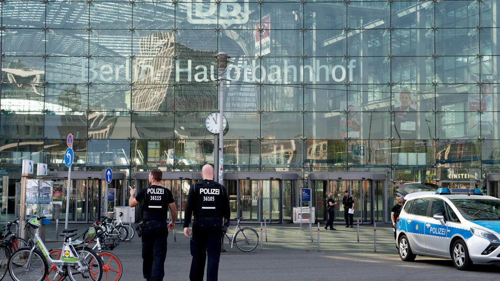 Bomben Entscharfung Am Berliner Hauptbahnhof Legt Die Halbe
