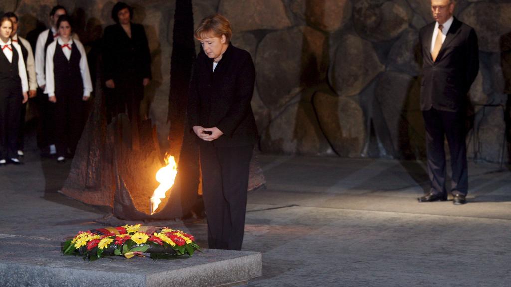 19.03.2008, Israel, Jerusalem: Bundeskanzlerin Angela Merkel (CDU) steht an der Gedenkflamme in der Halle der Erinnerung in der Holocaust Gedenkstätte Yad Vashem, nachdem sie einen Kranz niedergelegt hat.