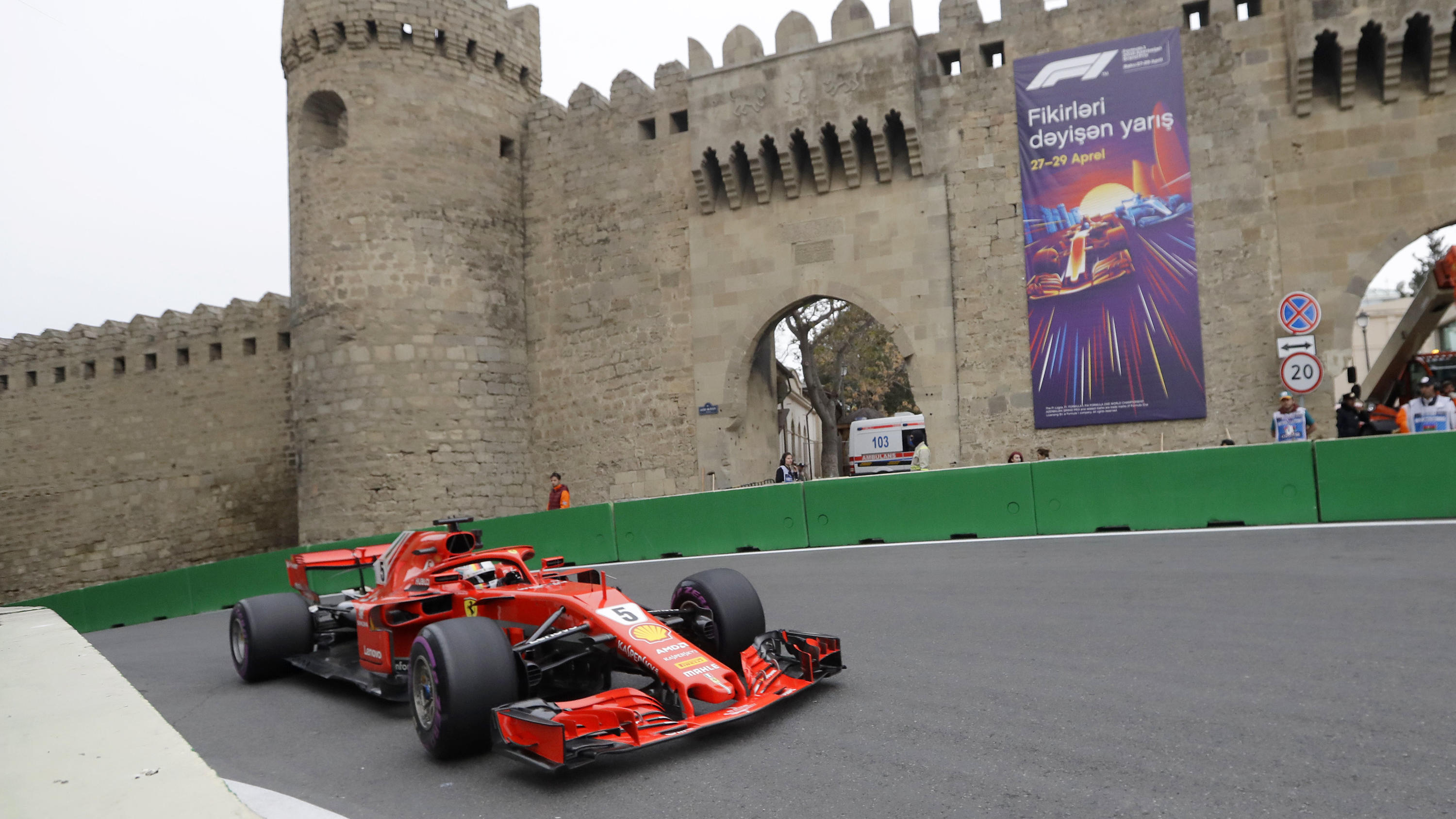 Formel 1 Gp Von Aserbaidschan Lewis Hamilton Und Sebastian Vettel Fahren Beim Freien Training Hinterher