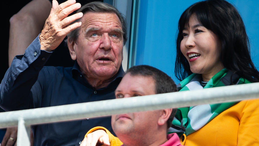21.04.2018, Niedersachsen, Hannover: Fußball Bundesliga, 31. Spieltag: Hannover 96 - FC Bayern München in der HDI-Arena. Ex-Bundeskanzler Gerhard Schröder (SPD) ist mit seiner Freundin So Yeon Kim im Stadion. Foto: Swen Pförtner/dpa - WICHTIGER HINWE