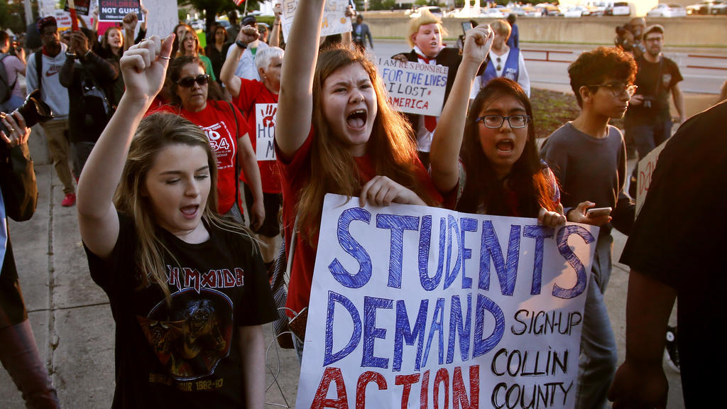 04.05.2018, USA, Dallas: Demonstranten nehmen an einem Protestmarsch gegen die Jahrestagung der National Rifle Association (NRA) teil. Foto: Sue Ogrocki/AP/dpa +++ dpa-Bildfunk +++