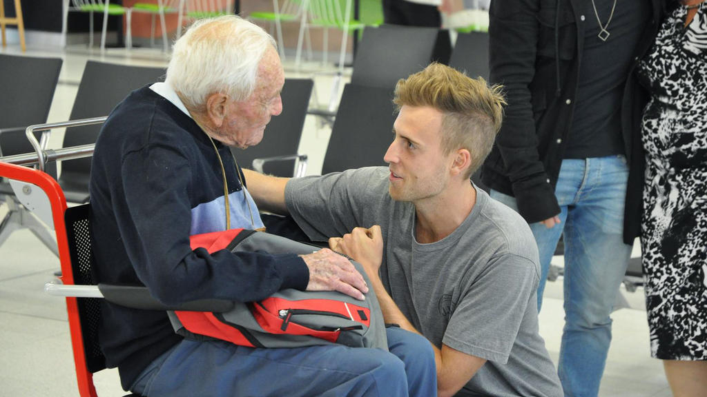 HANDOUT - 02.05.2018, Australien, Perth: David Goodall (l), australischer Wissenschaftler und Professor, verabschiedet sich am Flughafen von seinem Enkel. Mit 104 Jahren hat David Goodall sich auf seine letzte Reise gemacht: Der australische Botanike