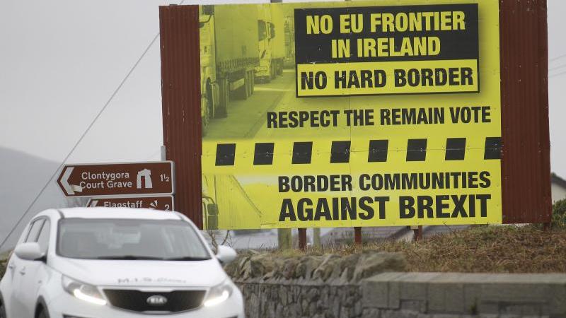 Ein Auto überquert in Jonesborough die Grenze zwischen der Irland und Nordirland.