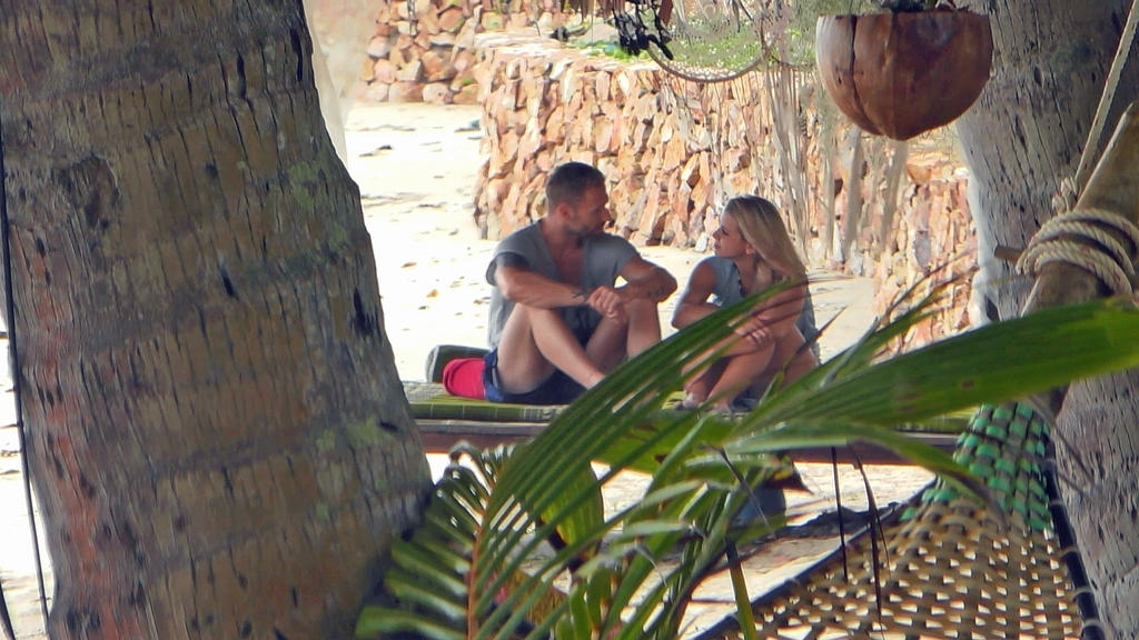 Christian und Saskia genießen ihre Ungestörtheit am Strand.