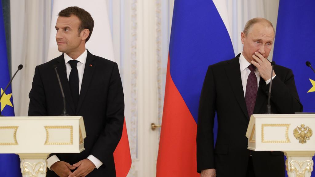 dpatopbilder - 24.05.2018, Russland, St. Petersburg: Wladimir Putin (r), Präsident von Russland, und Emmanuel Macron, Präsident von Frankreich, geben nach ihrem Treffen eine Pressekonferenz. Russland und Frankreich wollen nach Worten des russischen P
