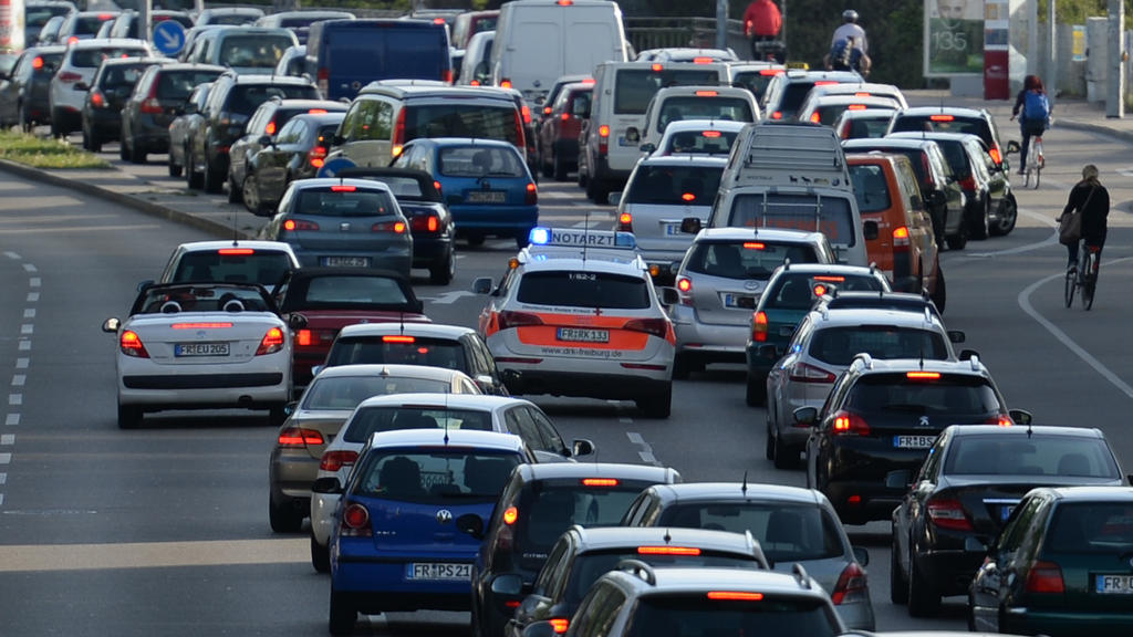 ARCHIV - 07.04.2014, Baden-Württemberg, Freiburg: Ein Notarztwagen fährt durch die Rettungsgasse. (zu dpa: «Keine Rettungsgasse gebildet - Zahlreiche Verstöße festgestellt» vom 29.04.2018) Foto: Patrick Seeger/dpa +++ dpa-Bildfunk +++
