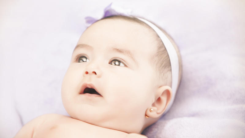 Ohrlocher Stechen Bei Babys Viel Zu Fruh Oder Total Okay