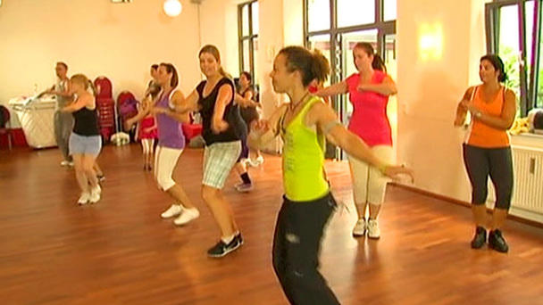 Aerobic zum Abnehmen tanzen Reggaeton in Aerobic zum Abnehmen tanzen Reggaeton in