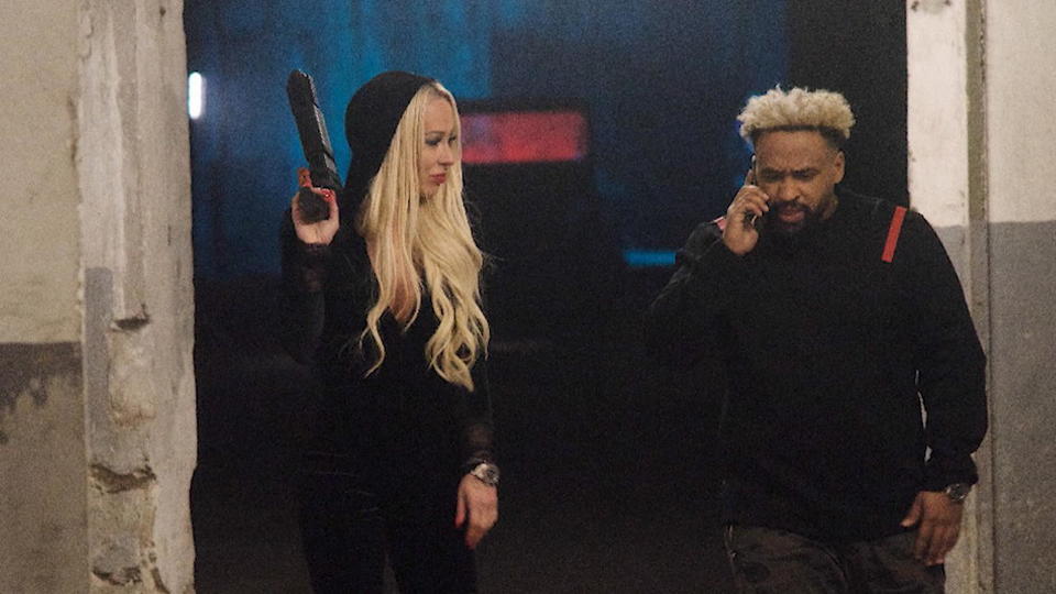 Krasser GangsterStyle Cora Schumacher rappt mit Waffen Video VIP.de