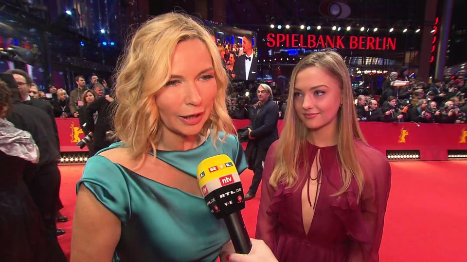 Veronica Ferres mit Lilly Krug auf dem roten Teppich der Berlinale