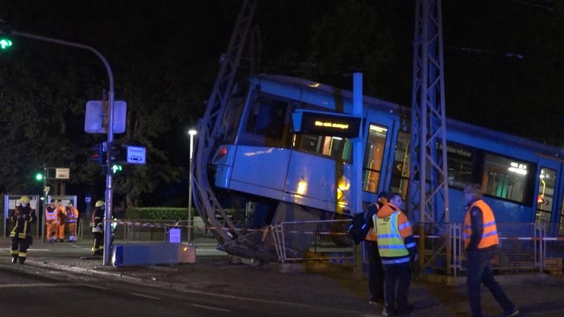 Frankfurt UBahnStation Ginnheim Straßenbahn schießt