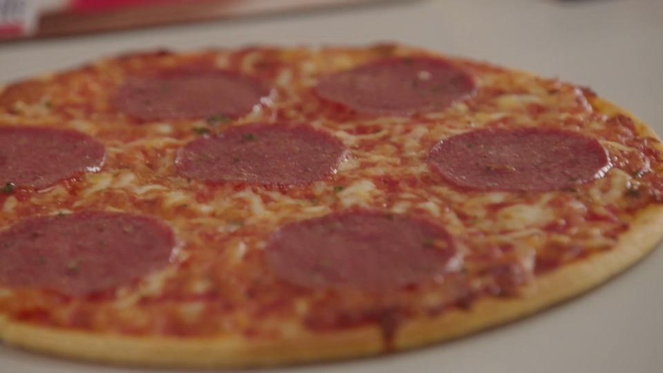 Tiefkühlpizza im Ofen backen: Genialer Trick macht die Pizza noch leckerer