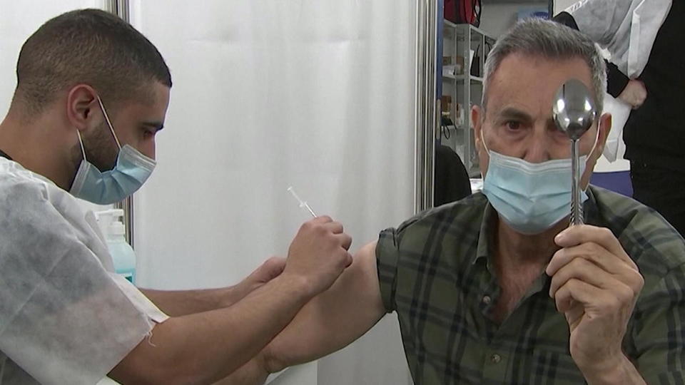 Corona-Impfung: Uri Geller wirbt mit Löffel-Trick für Impfung von Älteren